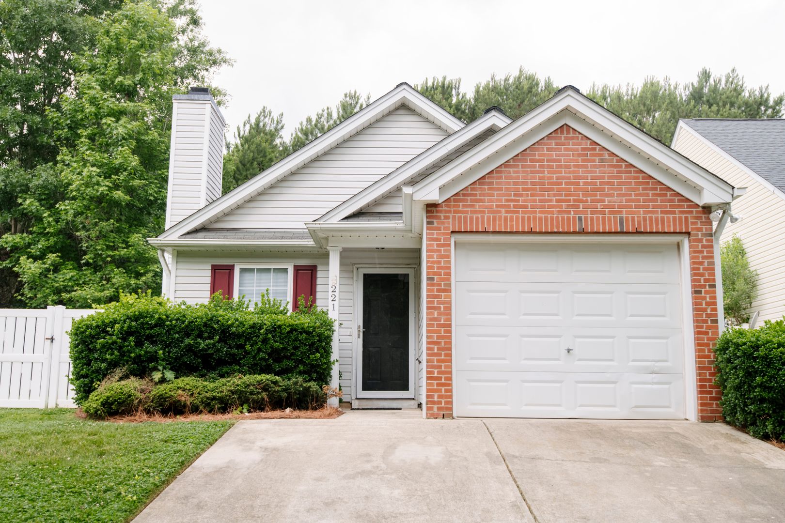 Holly Springs House: 221 Adefield Ln