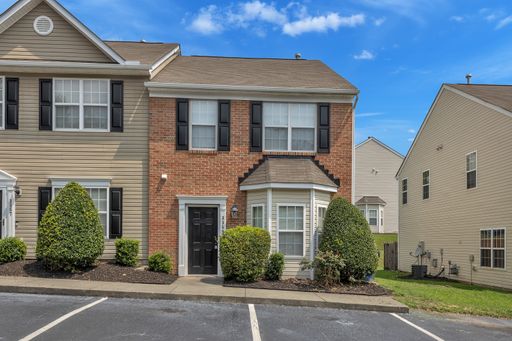 Townhome close to WakeMed: Available Now! – photo 1