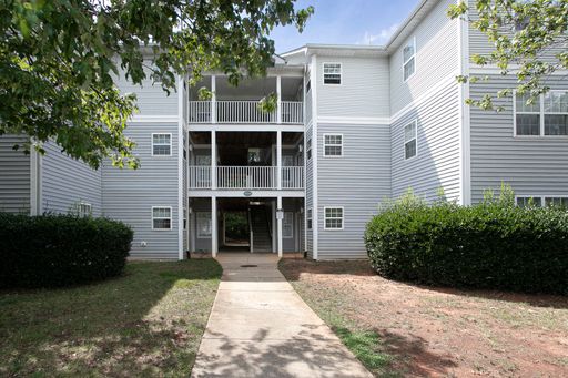 Private Room and Bathroom in Spacious 3 Bed 3 Bath Apartment near NCSU & Downtown Raleigh! Available Now! – photo 1
