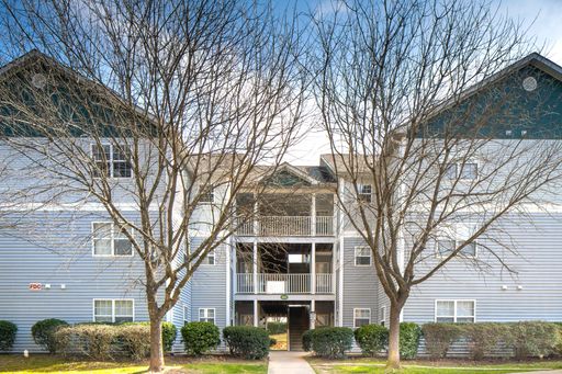 Private Room & Bathroom in Spacious 4 Bed 4 Bath Apartment near NCSU – photo 1