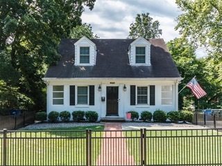 Great Location! One Bedroom Triplex, Great for Pets! The Village District - Available April 10th! – photo 1