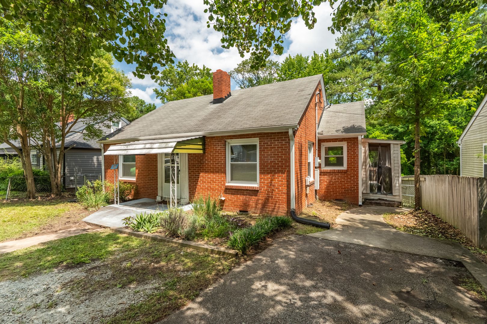 Durham House: 2816 Broad St