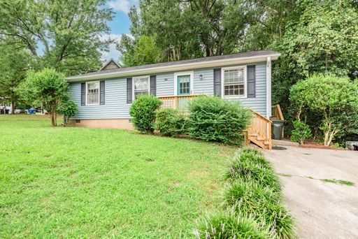 3 Bedroom, 1.5 Bath Charming Cottage on corner lot! – photo 1