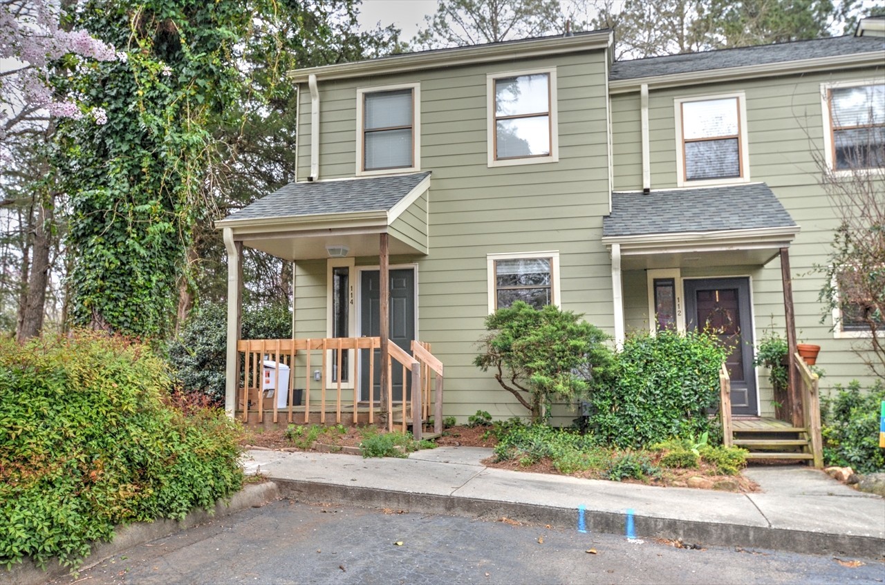 Carrboro House: 114 Beechwood Dr