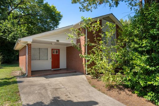 Renovated 3 bed/2 bath with spacious backyard close to downtown. – photo 1