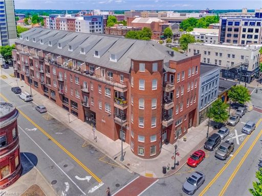 Spacious 2BR Apartment in the Heart of Downtown with Private Garage Parking – photo 1