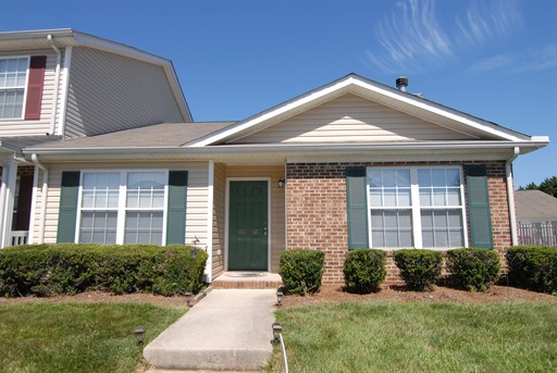 Charming 3 bedroom 2 bath Townhouse w/ fenced in yard located off Guilford College Road! – photo 1