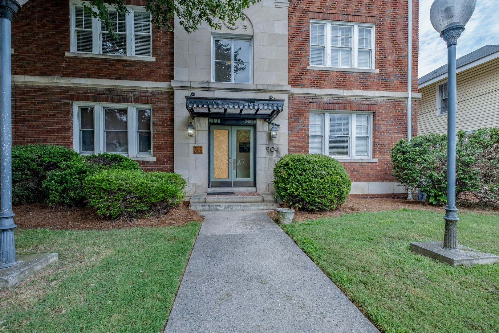Historic Apartment near downtown with a view of the city!