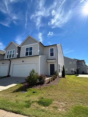 Modern Like-new 3 bedroom 2.5 bath townhouse in Jamestown w/2-car garage