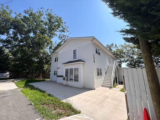 Newly updated 2 bedroom and 1 bath private entrance UPPER level Apartment in Asheboro. Walk to Downtown. – photo 1