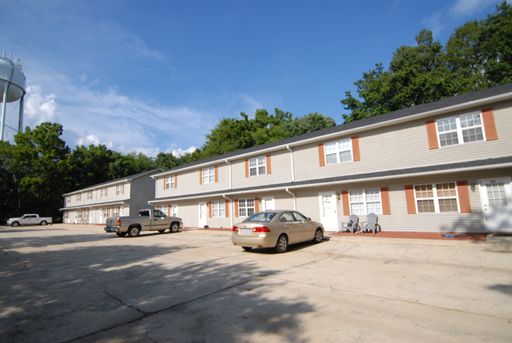 Bright cute 2 bedroom 1.5 bath townhome located mins from I-40/I-85, Tanger Outlets and Downtown in Mebane
