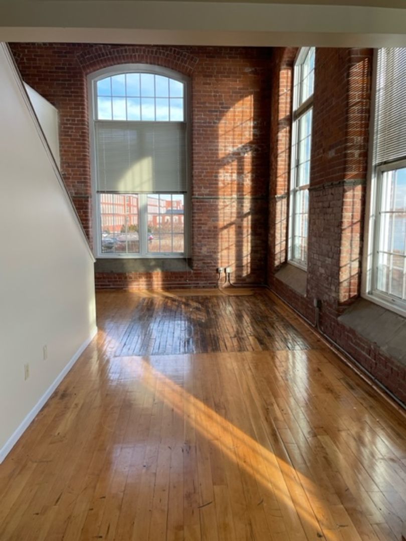 New Bedford Apartment: 10 Manomet Street