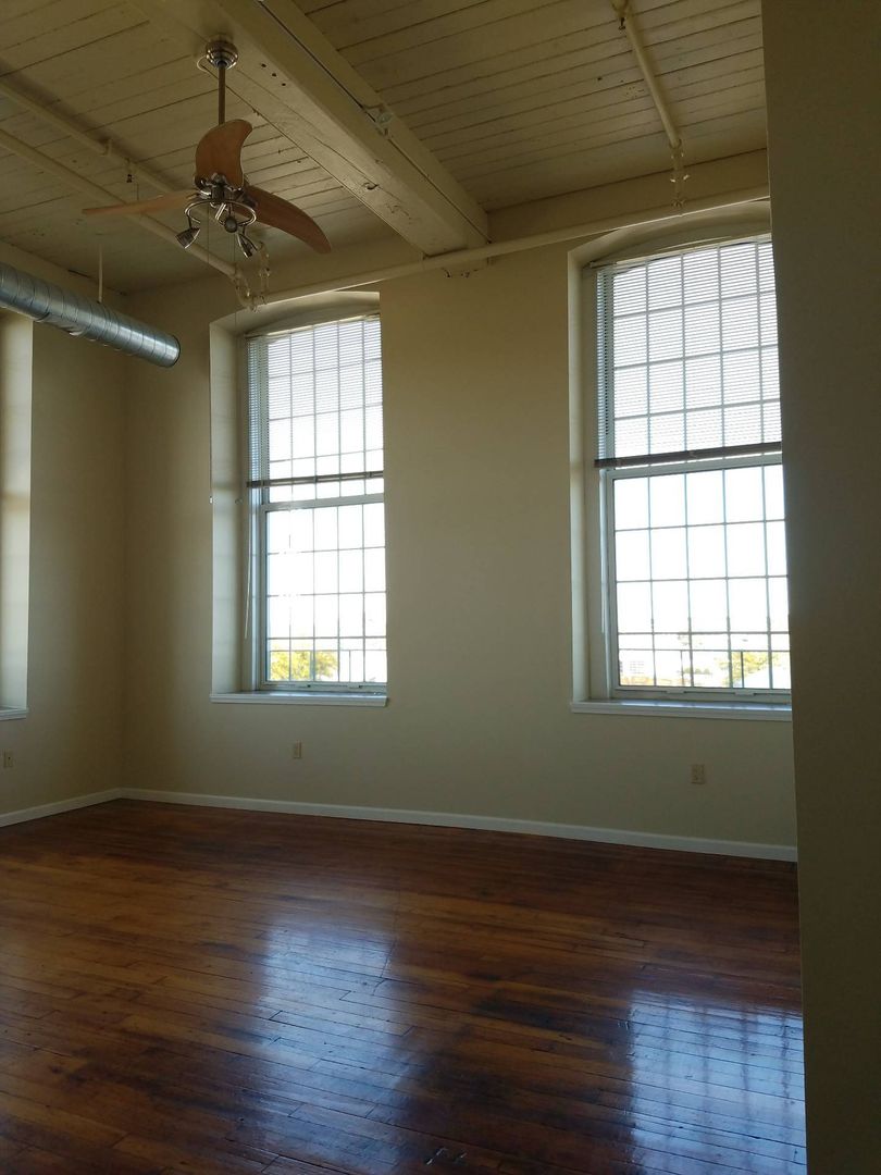 New Bedford Apartment: 75 Wamsutta Street