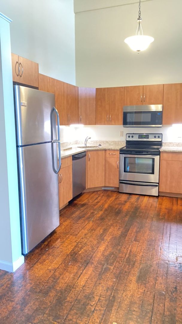 New Bedford Apartment: 75 Wamsutta Street