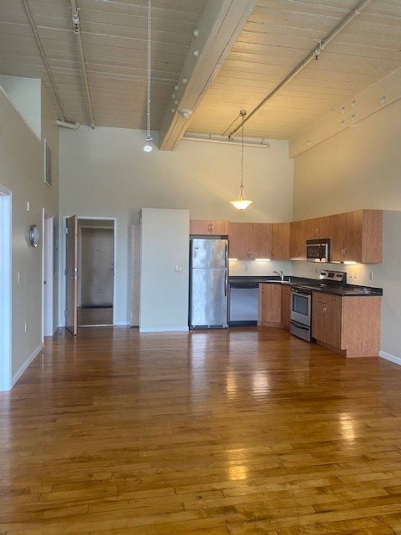 New Bedford Apartment: 75 Wamsutta Street