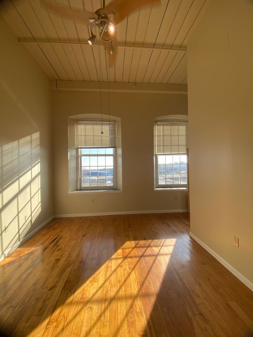 New Bedford Apartment: 75 Wamsutta Street