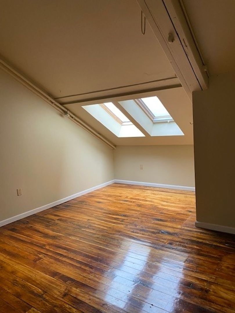 New Bedford Apartment: 75 Wamsutta Street