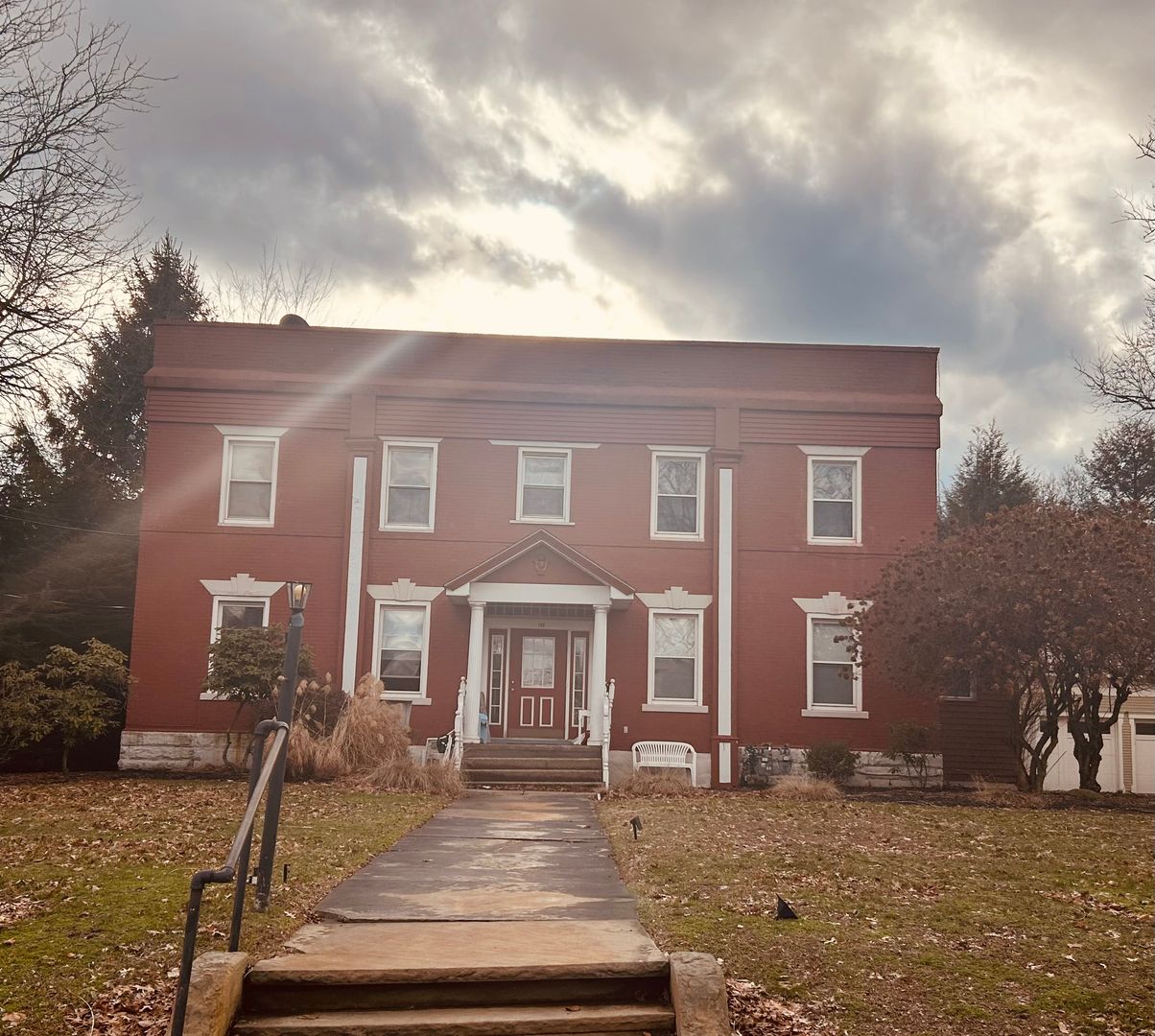 Beaver Apartment: 169 College Ave