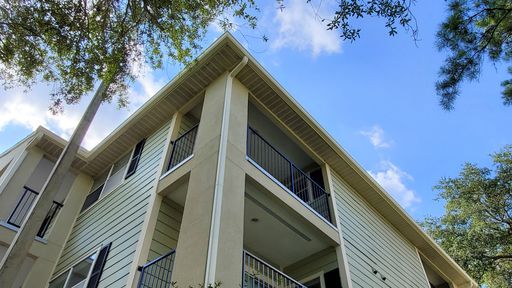 FOR RENT 1 bed 1 bath upper floor with balcony – photo 1