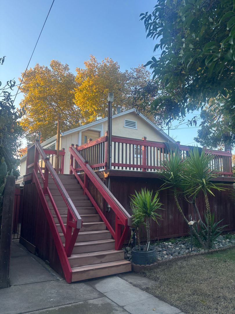 Roseville House: 119 1/2 Earl