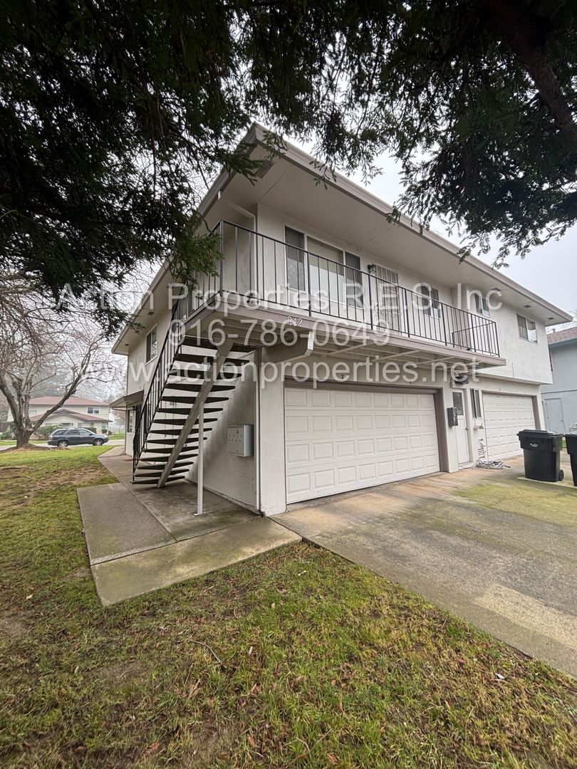 Roseville House: 242 Breuner Drive #4