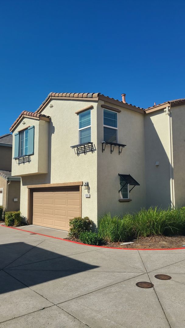 West Roseville, New Paint & Carpet 2 Story, Bonus room/loft, small rear yard, 3 Bed, 2.5 Ba 2 Car Garage