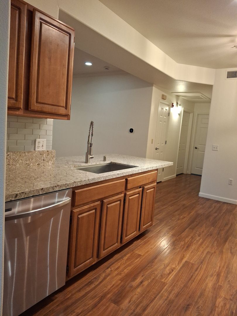 Gibson Drive 501 Unit #1914 4 of 8