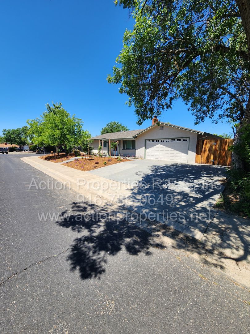 Roseville House: 1505 Gregory Way