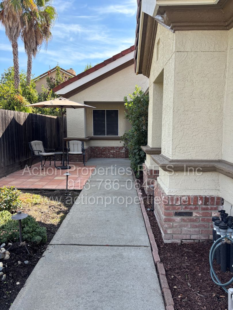 Cowan Court 505 2 of 8