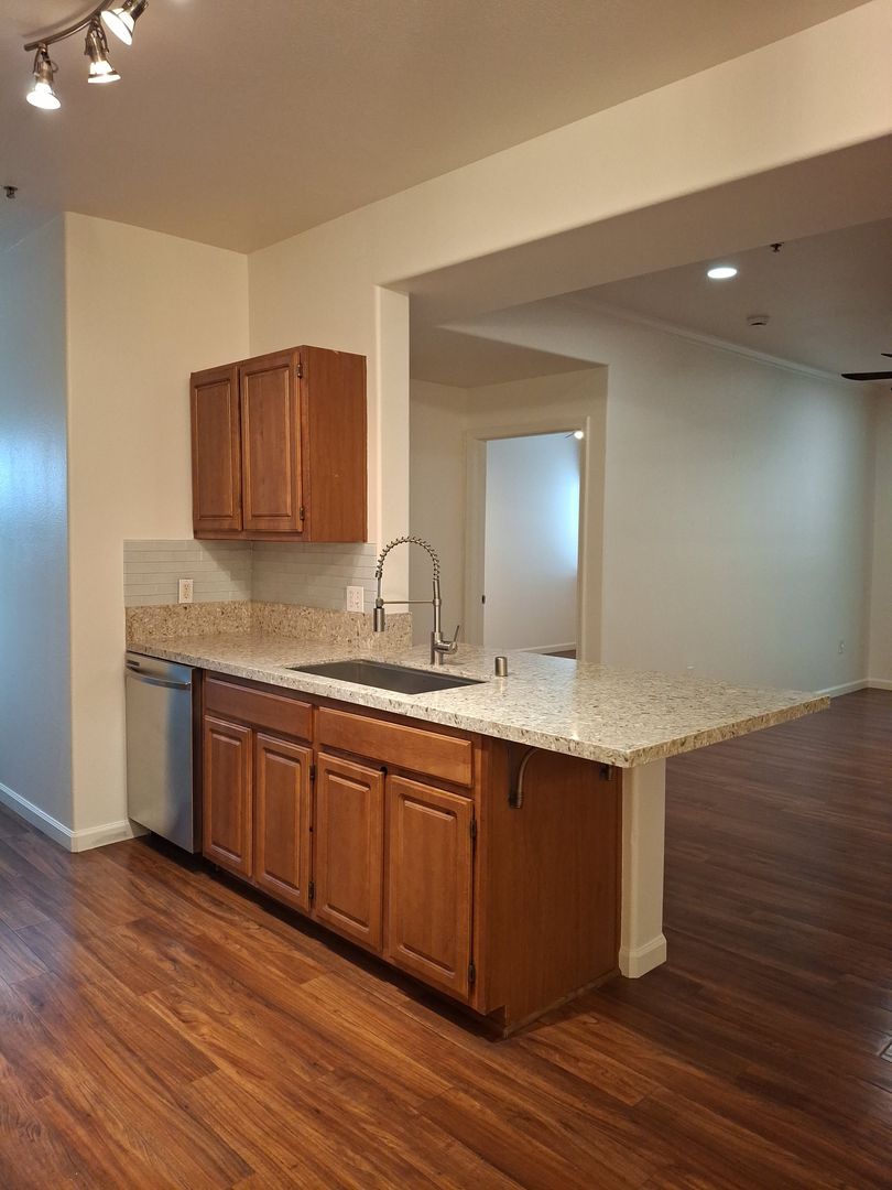 Gibson Drive 501 Unit #1914 3 of 8