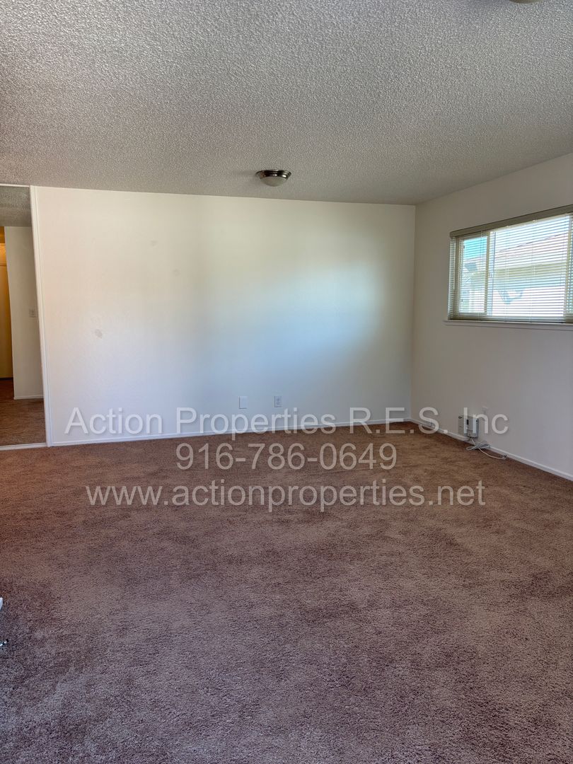 Roseville House: 303 Harding Blvd #4