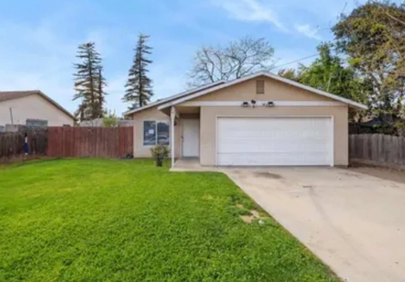 Visalia House: 1949 N Court St