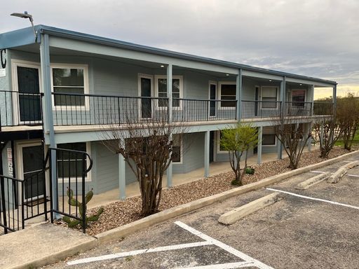 Beautiful 1/1 Condo at Canyon Lake / Includes Water & Trash & Cable – photo 1