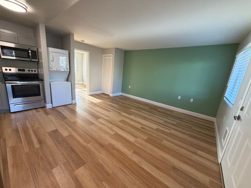 Midtown Apartment- Move in Special and Custom Accent Wall! – photo 1