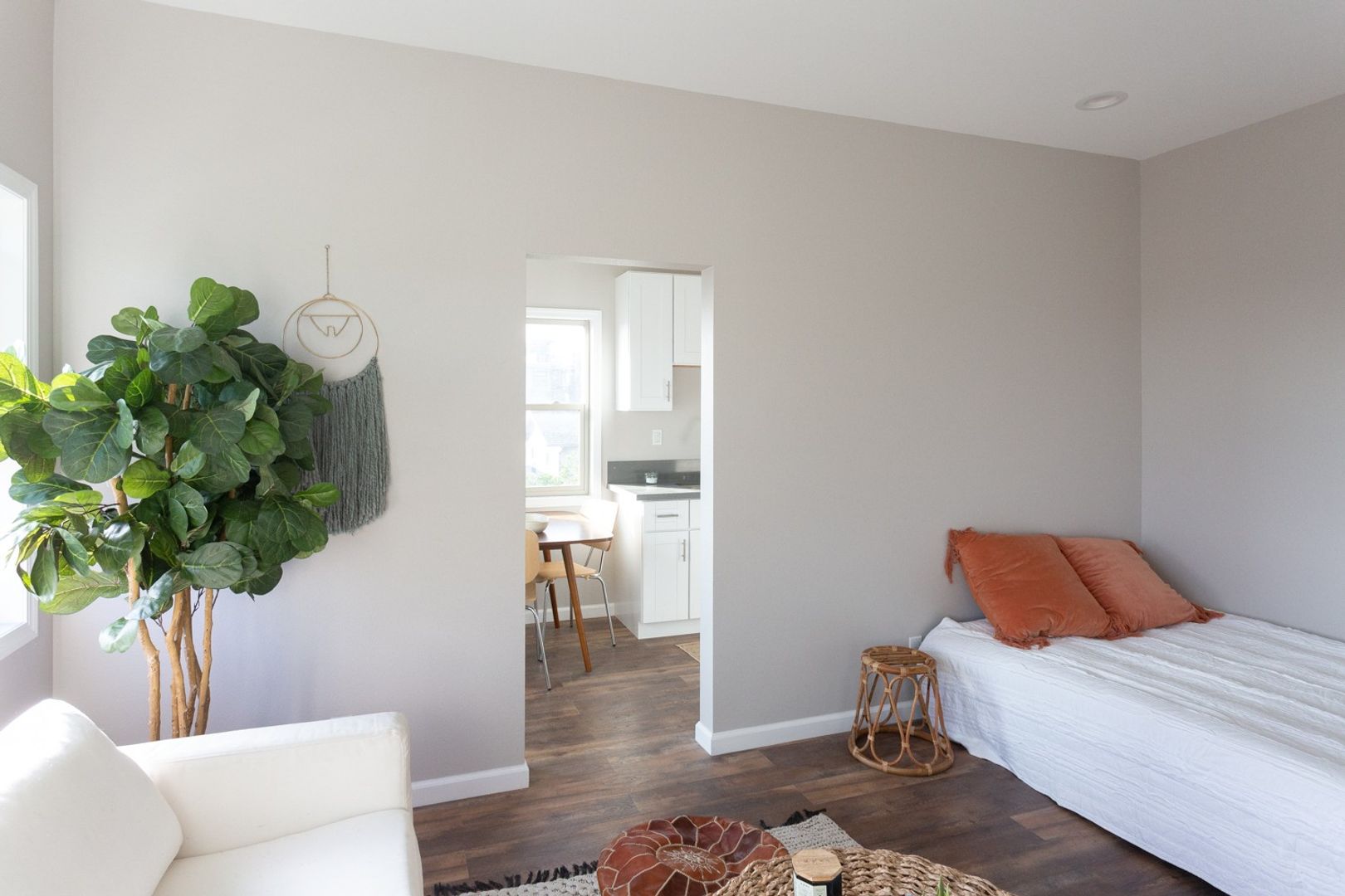 LOS ANGELES Apartment: 337 N BENTON WAY