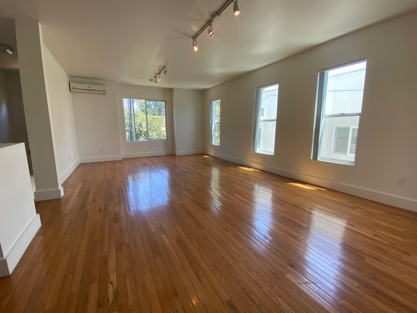 LOS ANGELES Apartment: 2514 W. LONDON ST.