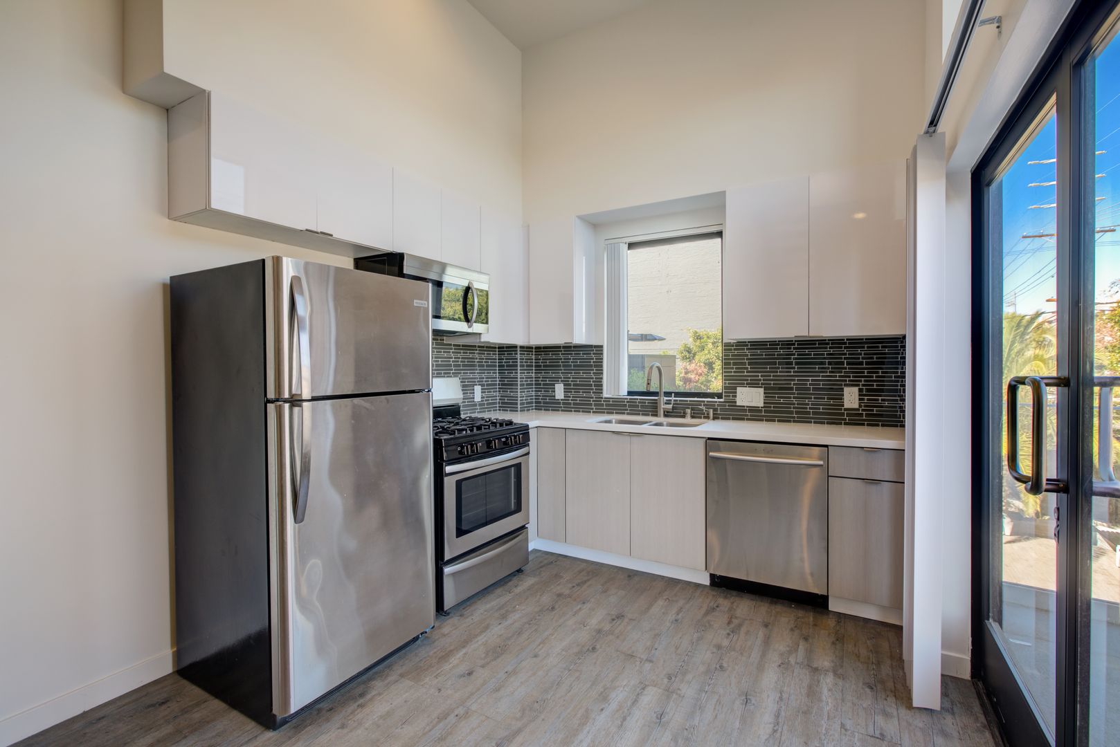 LOS ANGELES Apartment: 753 LILLIAN WAY