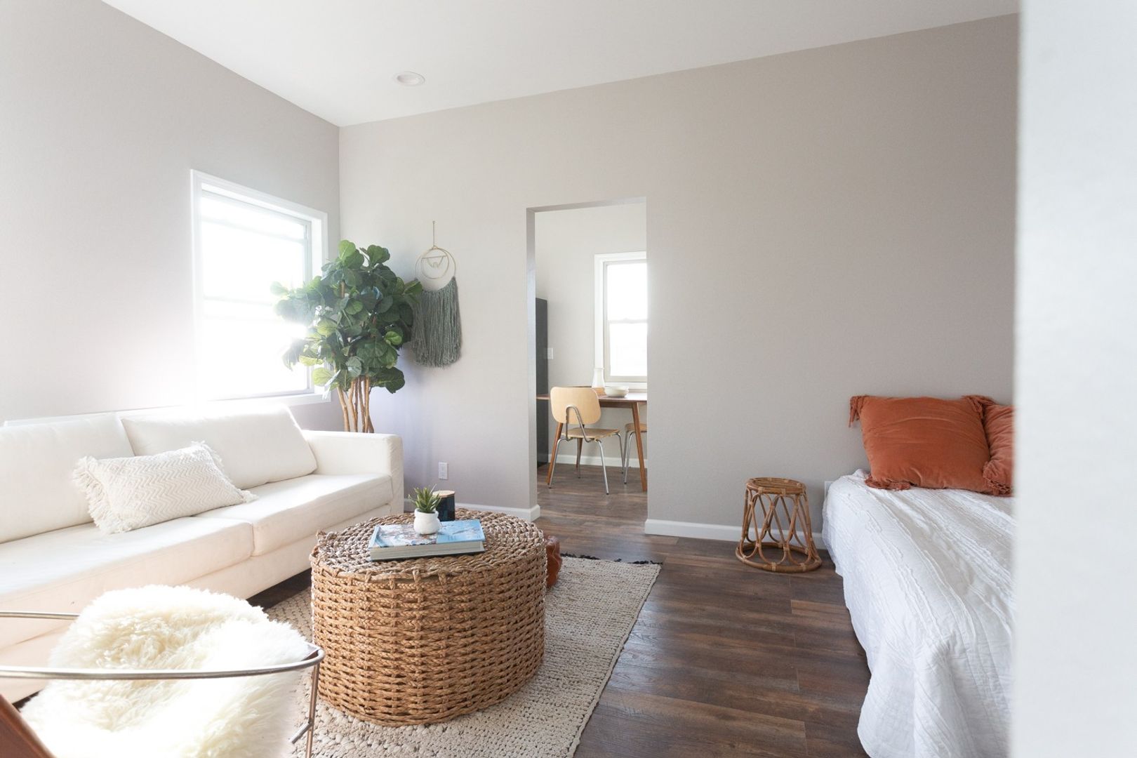LOS ANGELES Apartment: 337 N BENTON WAY