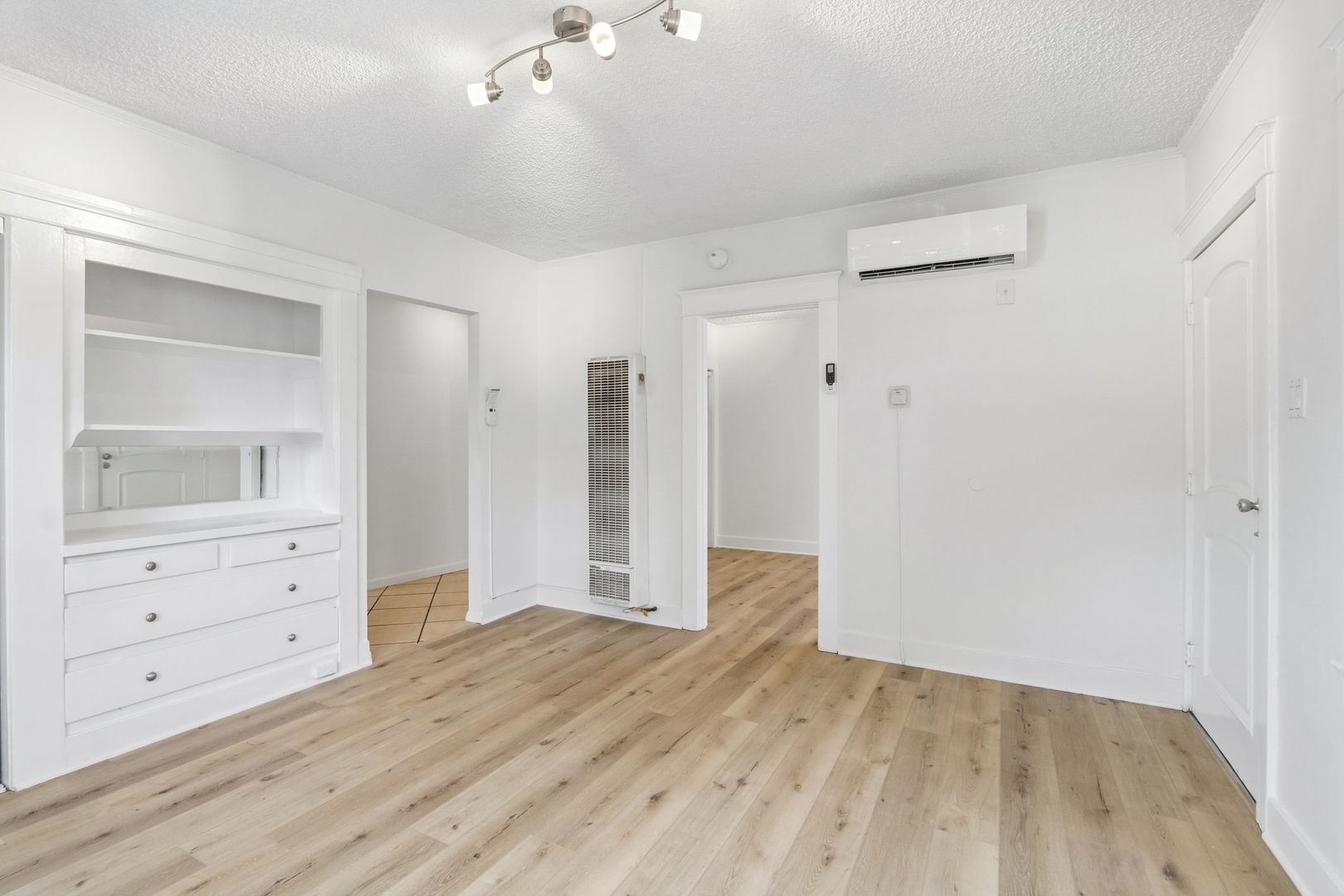 LOS ANGELES Apartment: 343 N. BENTON WAY