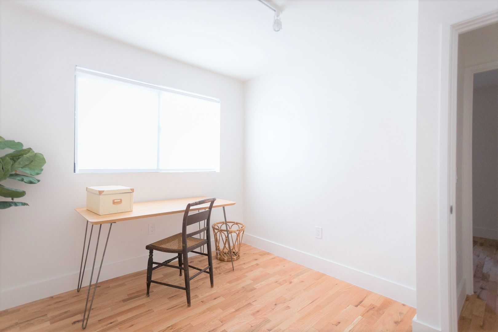 LOS ANGELES Apartment: 5515 MEDIA DR.