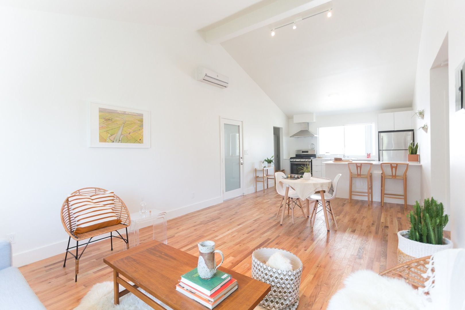 LOS ANGELES Apartment: 2703 BELLEVUE AVE.