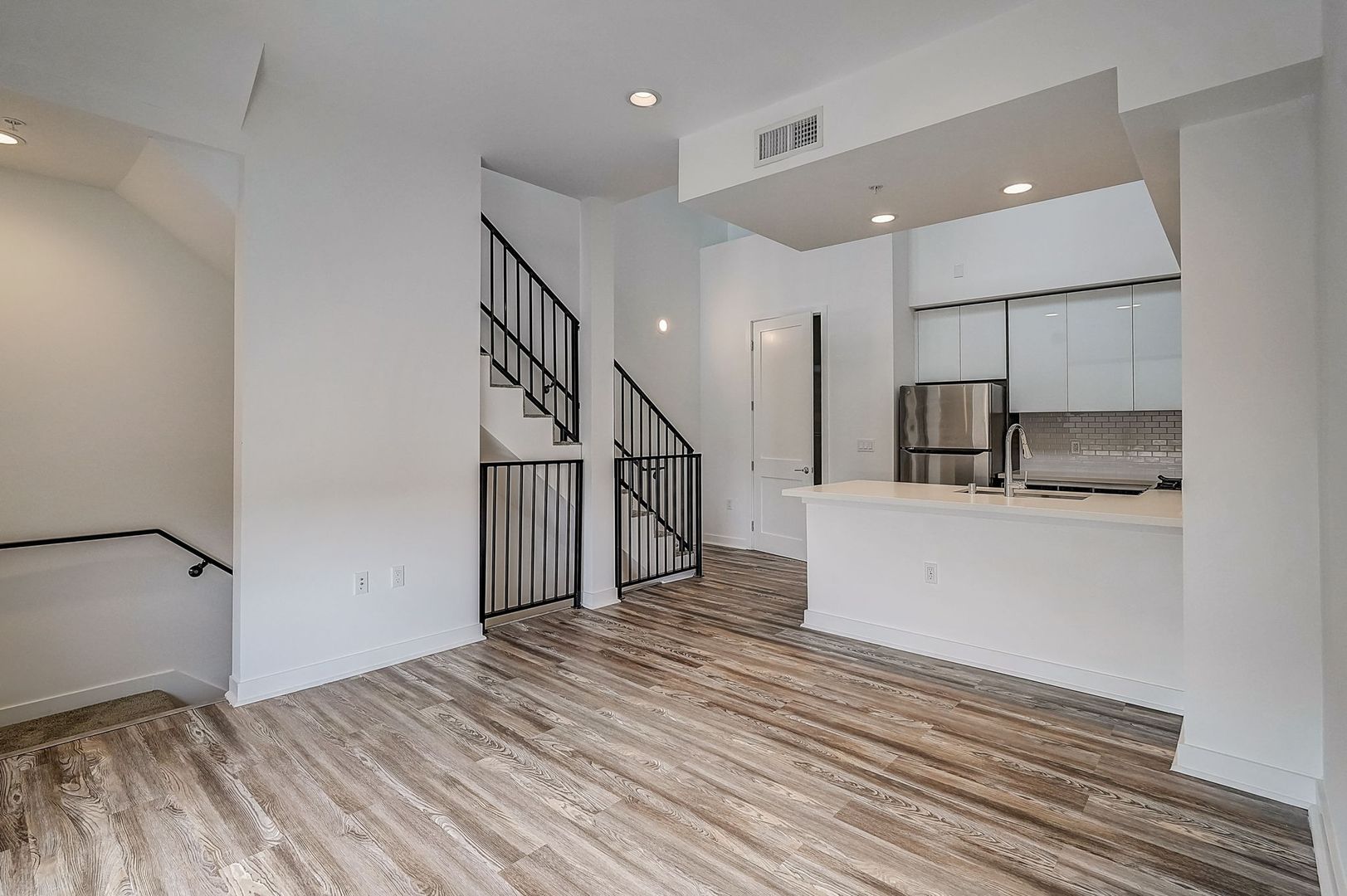 LOS ANGELES Apartment: 519 N. NORMANDIE