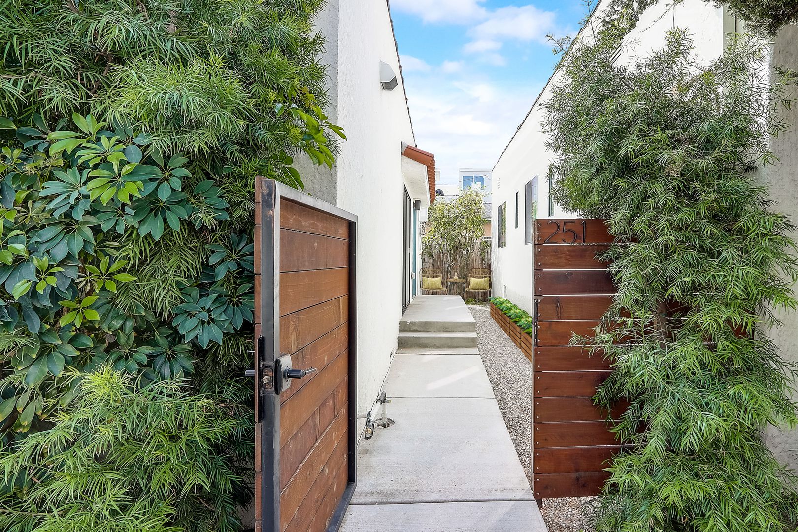 LOS ANGELES Apartment: 251 ROSEMONT AVE