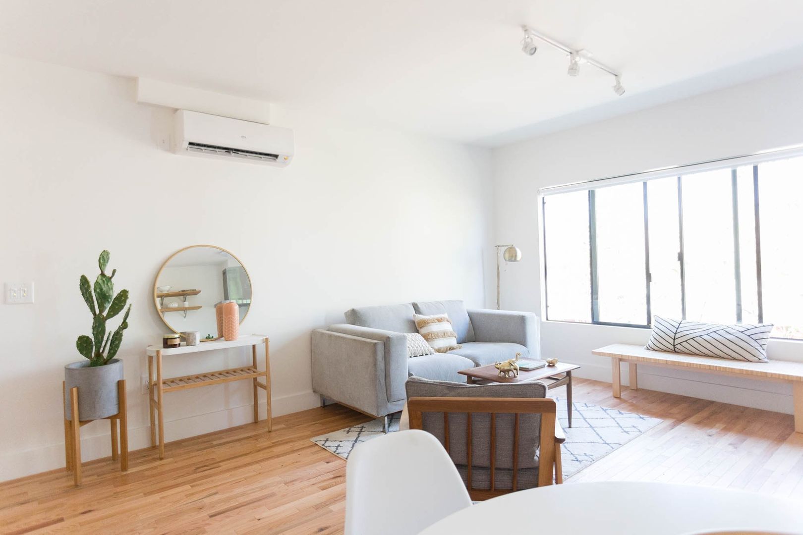 LOS ANGELES Apartment: 306 N. BONNIE BRAE ST.