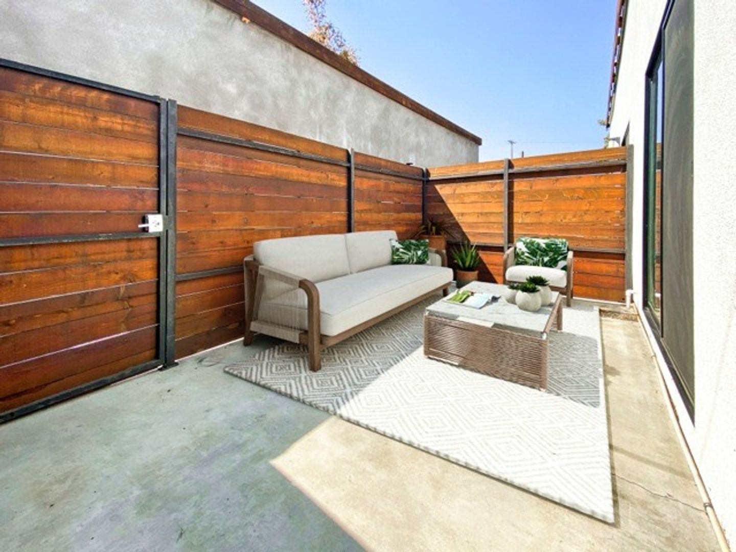 LOS ANGELES Apartment: 3100 W. LONDON ST.