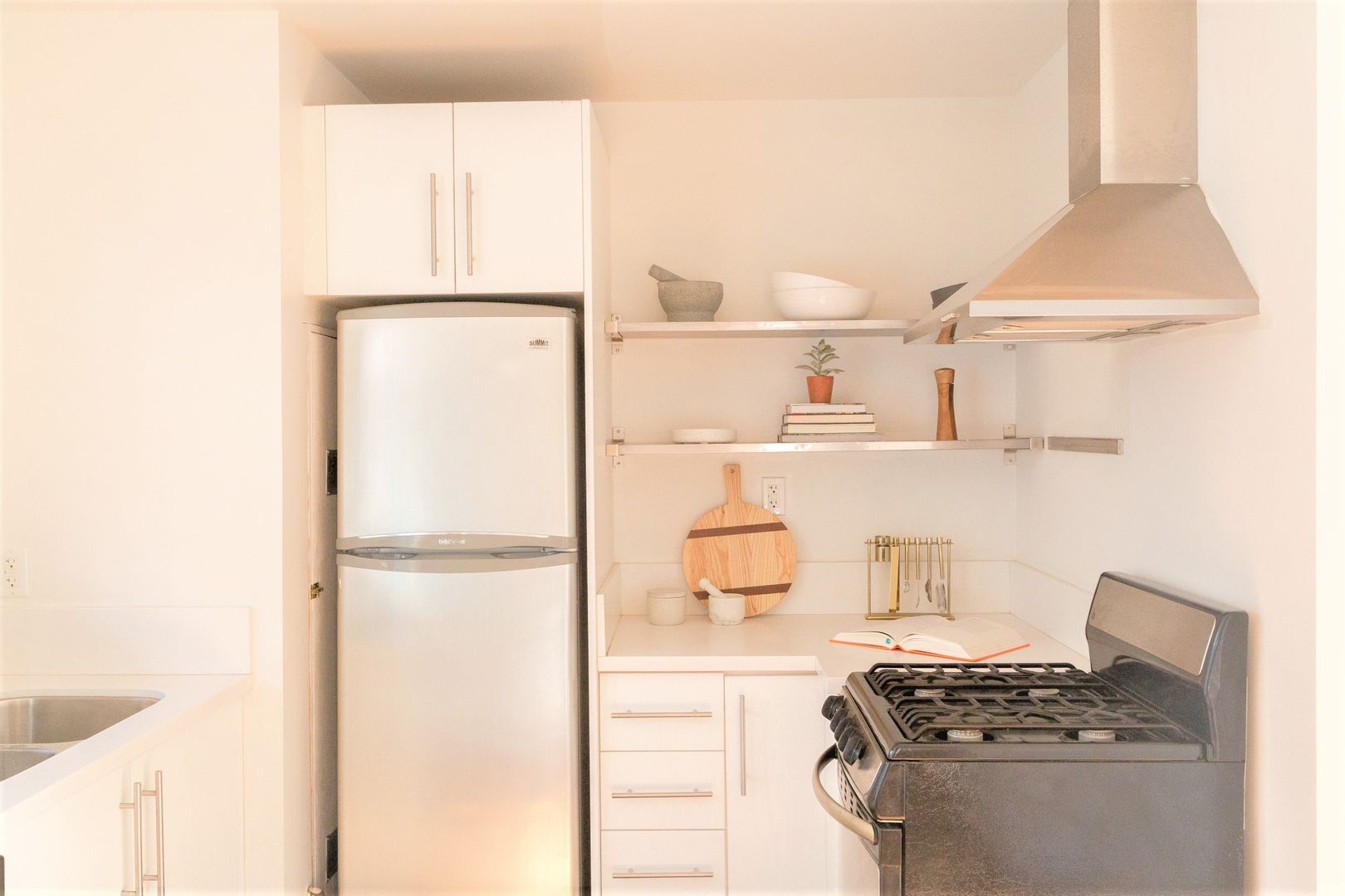 LOS ANGELES Apartment: 2117 W. CLINTON ST.