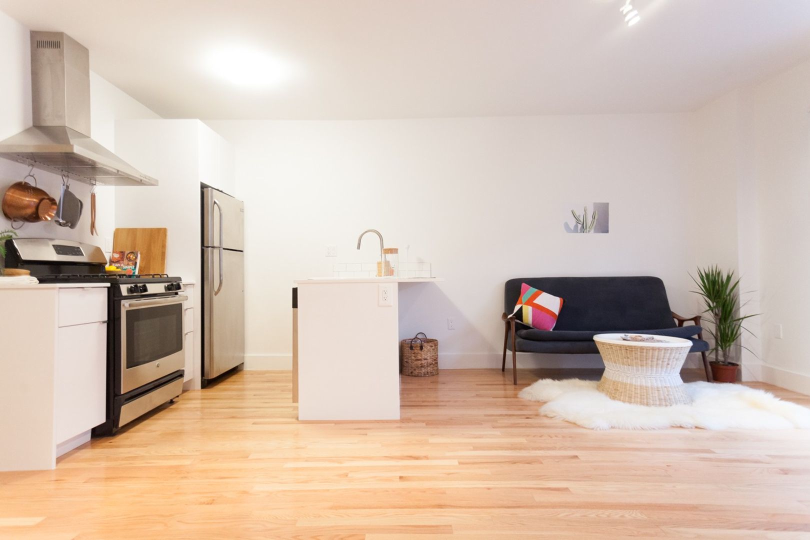 LOS ANGELES Apartment: 3100 W. LONDON ST.