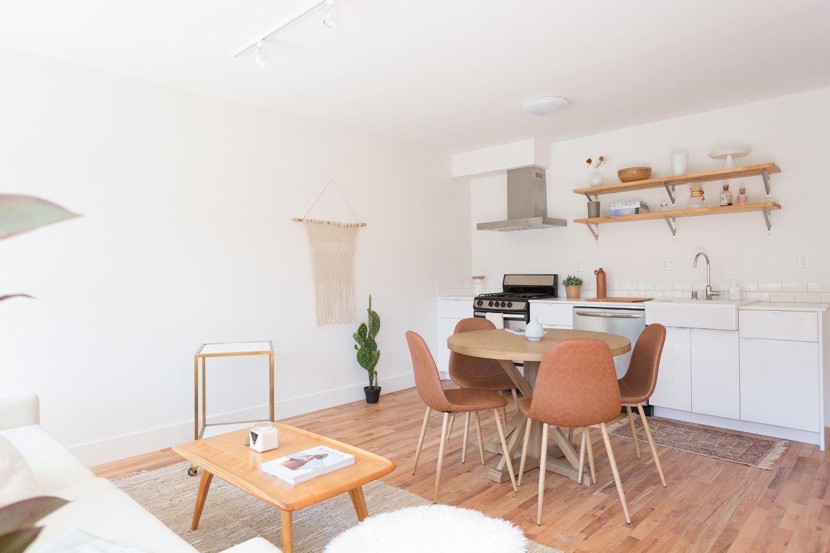 LOS ANGELES Apartment: 5733 BENNER ST.