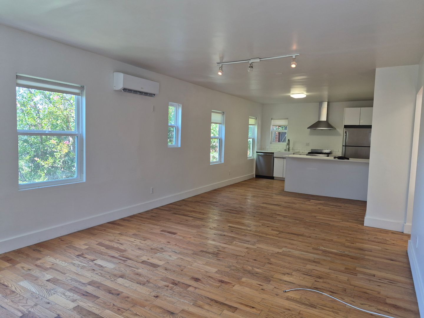 LOS ANGELES Apartment: 134 S CORONADO ST
