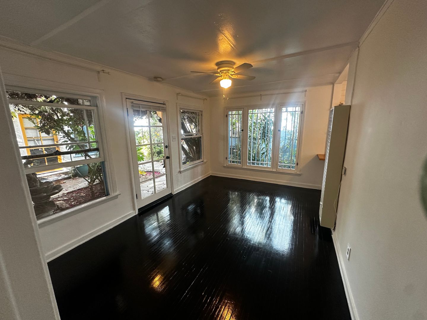 LOS ANGELES Apartment: 3927 & 3951 MELROSE AVE